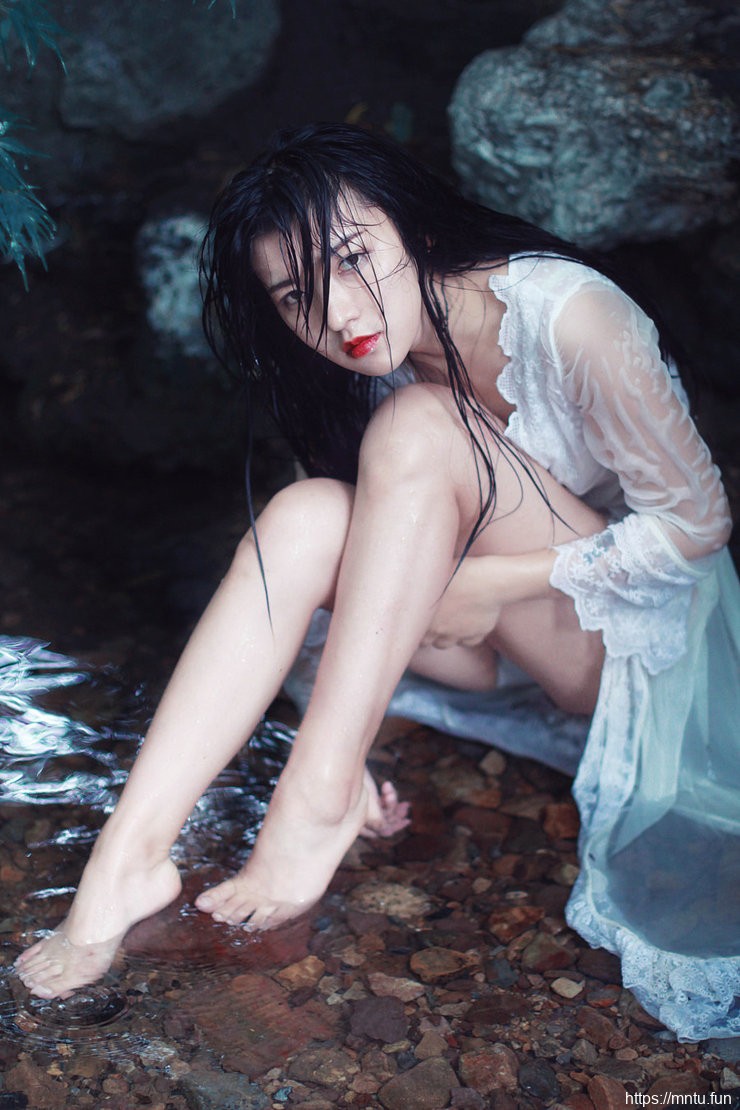 冷艳清纯妹子山涧溪流湿身艺术写真