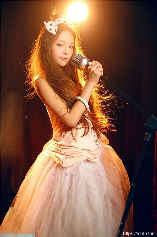 清纯混血美女粉色公主裙可爱写真