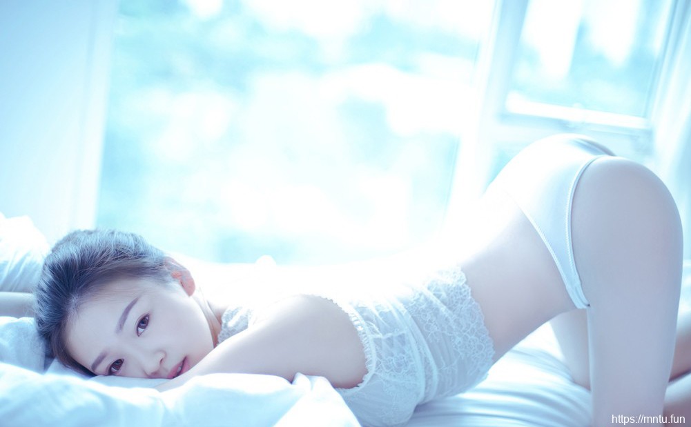 美女私房照清纯校花低胸衣写真照