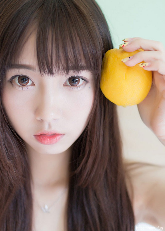 中长发清纯美女气质楚楚动人