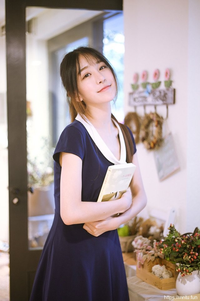 气质清纯妹子舒适慵懒生活照