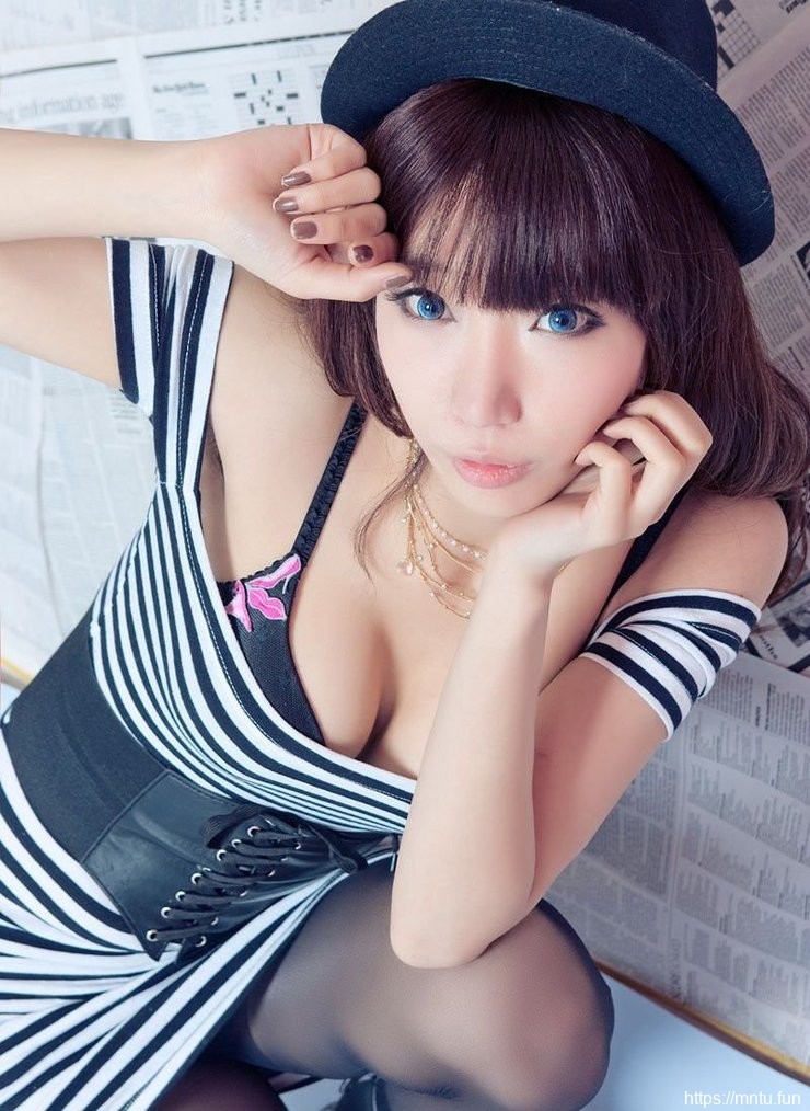 清纯黑丝美眉写真摄影努力凹造型