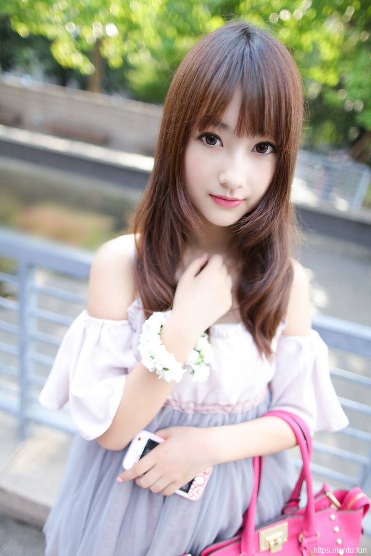 长发校花美女清纯大眼睛楚楚动人