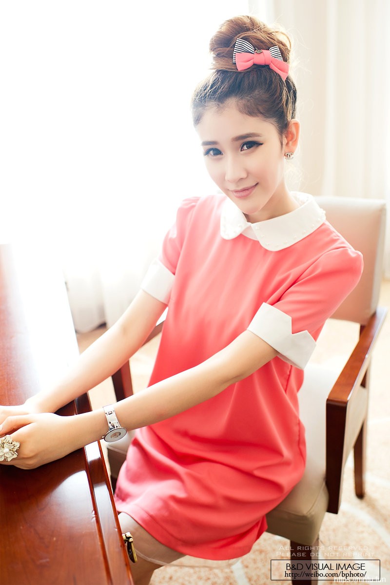 时尚清纯妹子笑起来眉眼弯弯