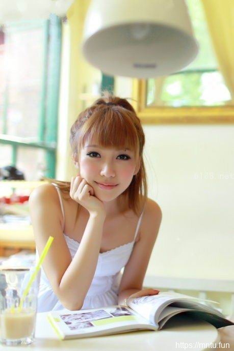 邻家清纯美女书房里度过静谧的下午时光