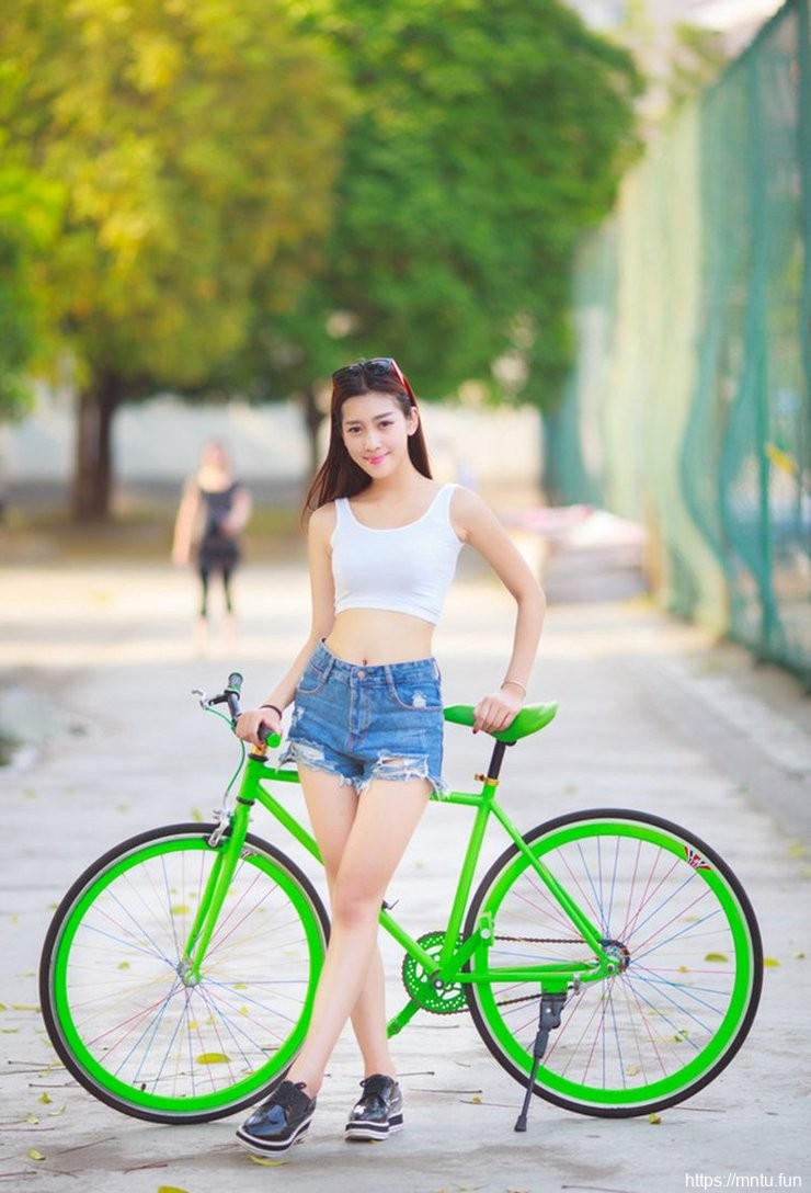 运动系美女大学操场气质清纯写真