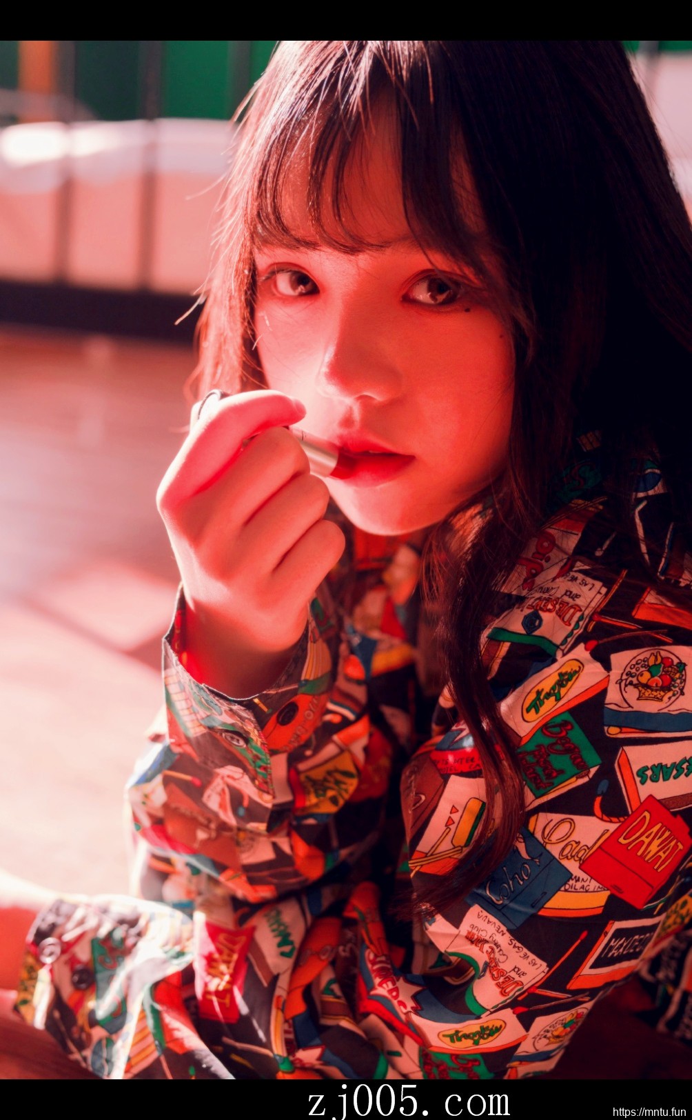 95后MM床照香肩大胆吊带裙私房照写真图片