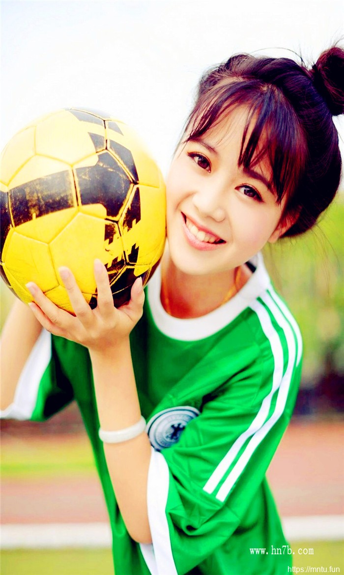 人体摄影校园清纯学生妹球场写真图片