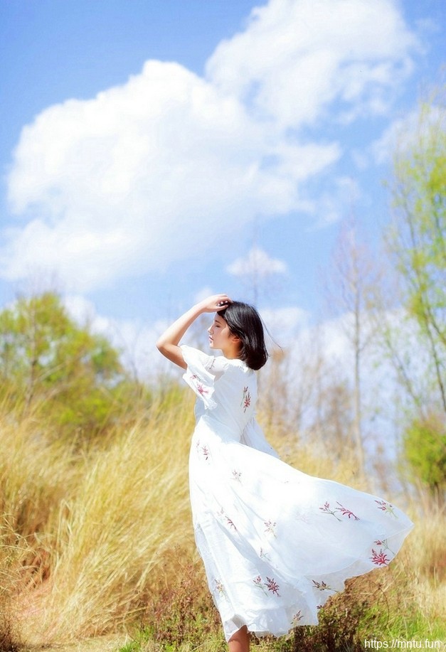 刘海发型美女图片学生妹迷人短裙教室摄影写真