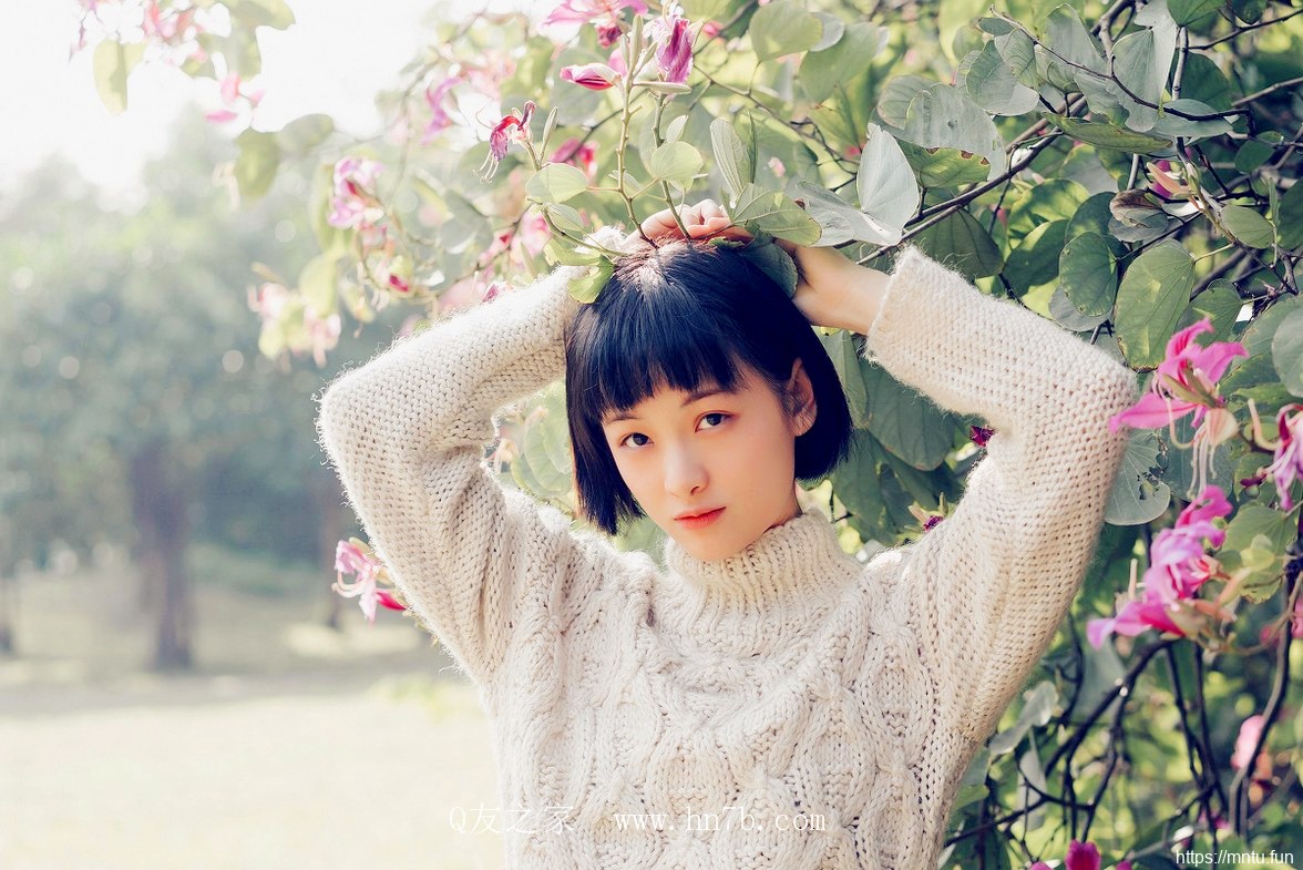 身着白毛衣清纯短发小美女摄影妹子图