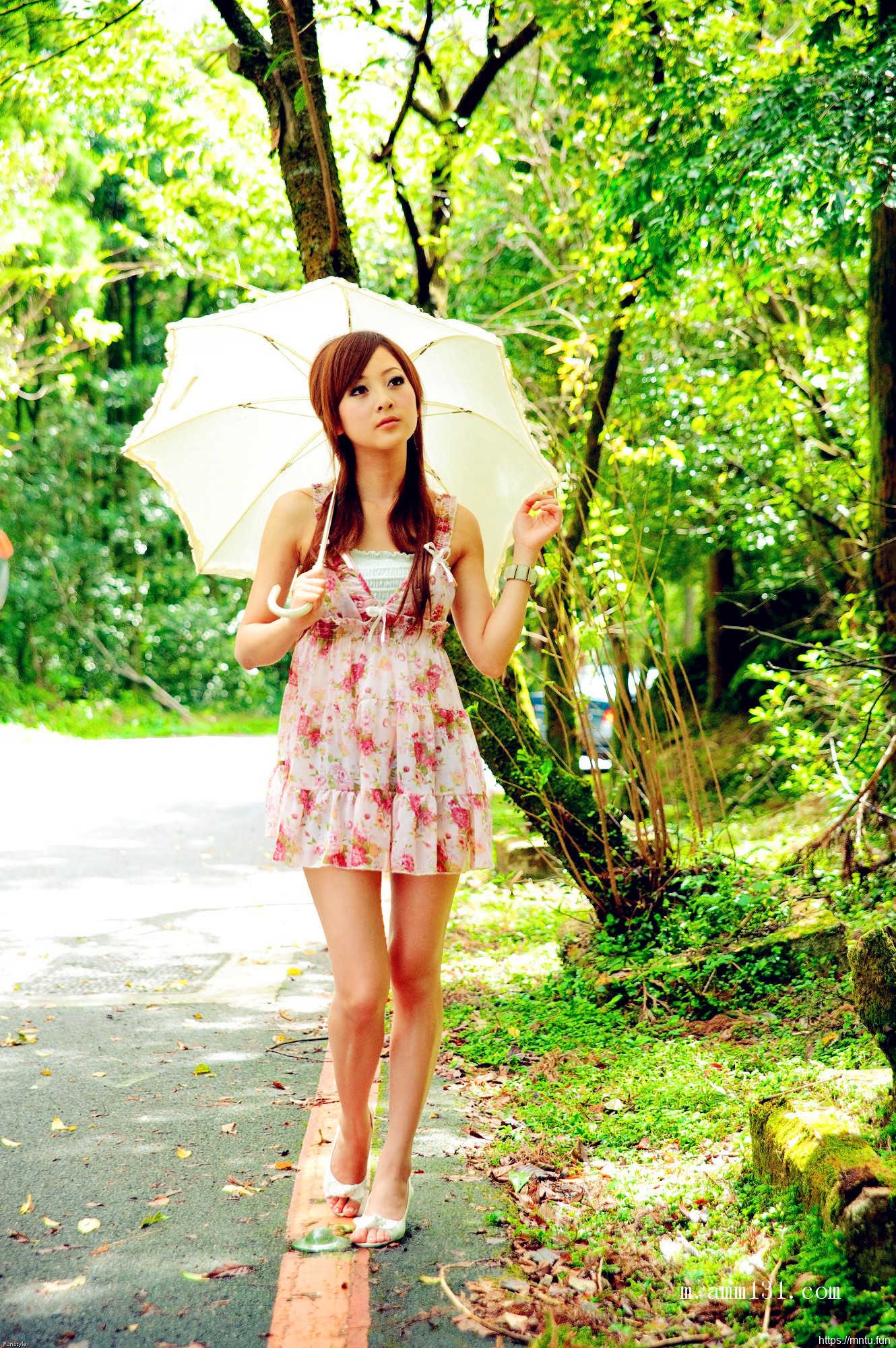 树林里的丰满艺术人体张允霏图片演绎乳房之美