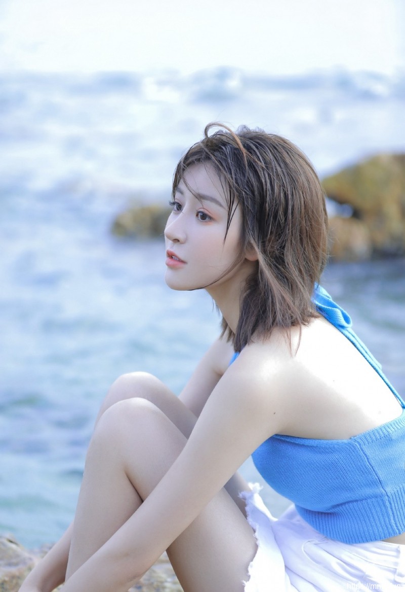 吊带短裤小妹海边凌乱美写真