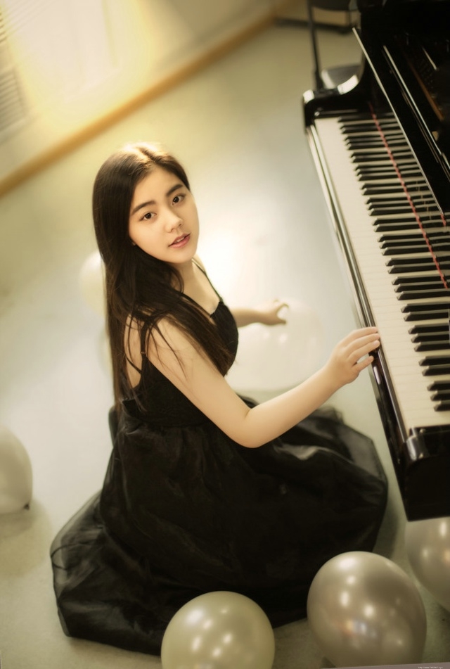 阳光下弹钢琴的女孩蕾丝礼裙专注认真
