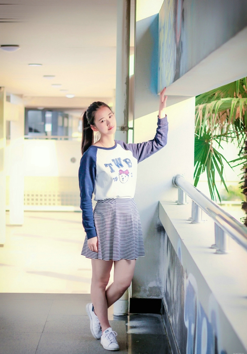 青春马尾美少女娇小甜美可人写真