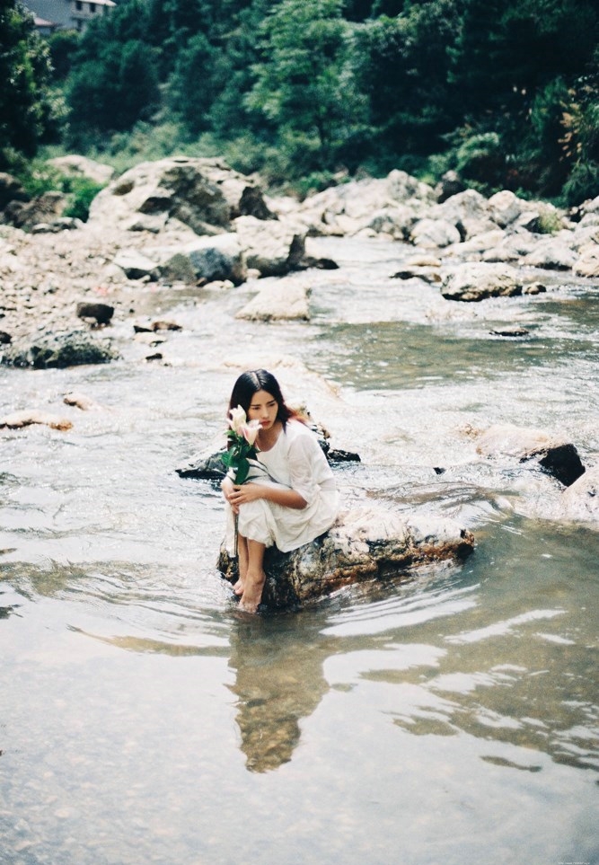 森系美女水中湿身勾起你的治愈心灵