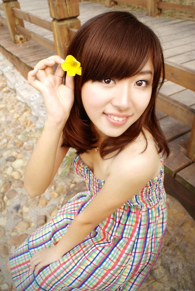 清纯可爱白嫩抹胸美女甜美小清新高清写真