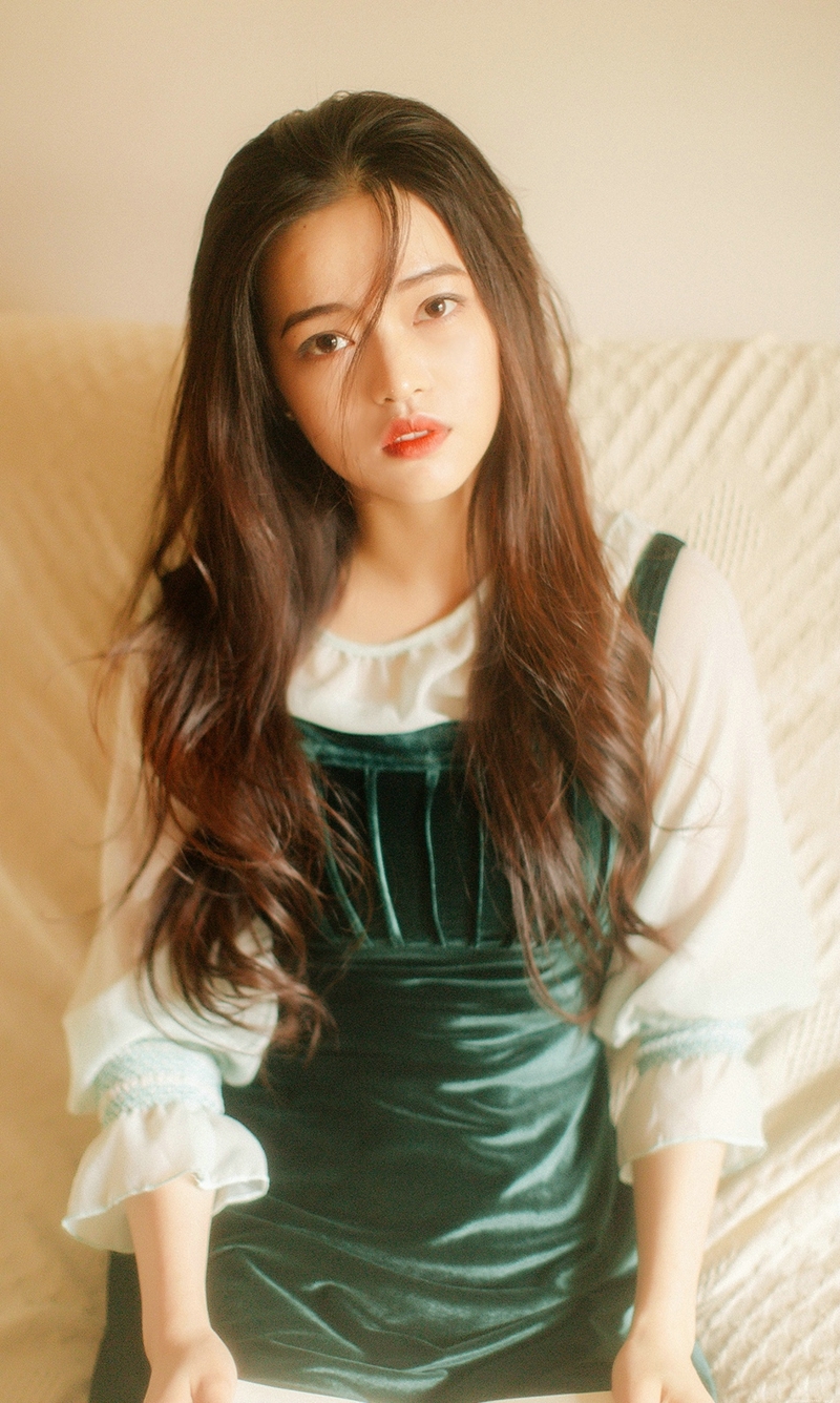 高颜值养眼女神私房慵懒卷发温馨写真