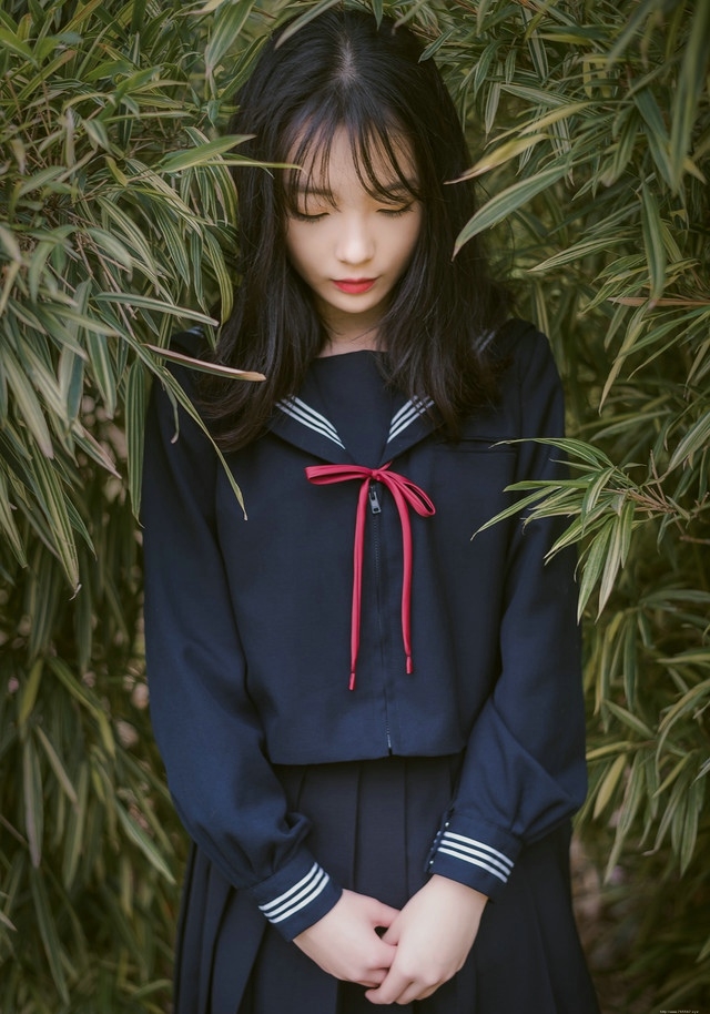 四月花开水手服少女红唇鲜艳欲滴心情靓