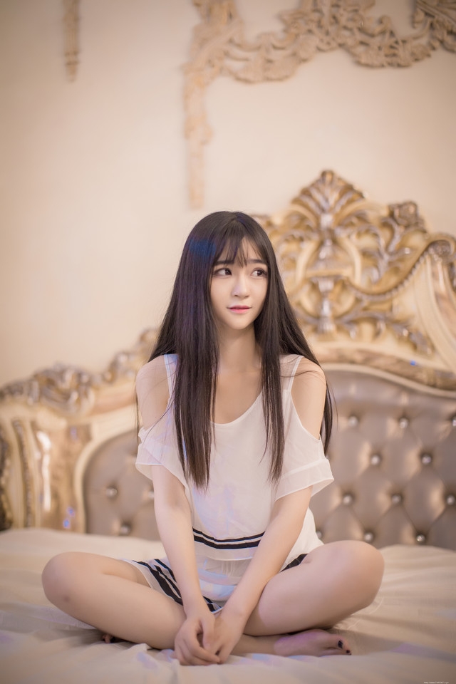 床上柔美美女低胸裙肤泽透亮性感撩人诱惑