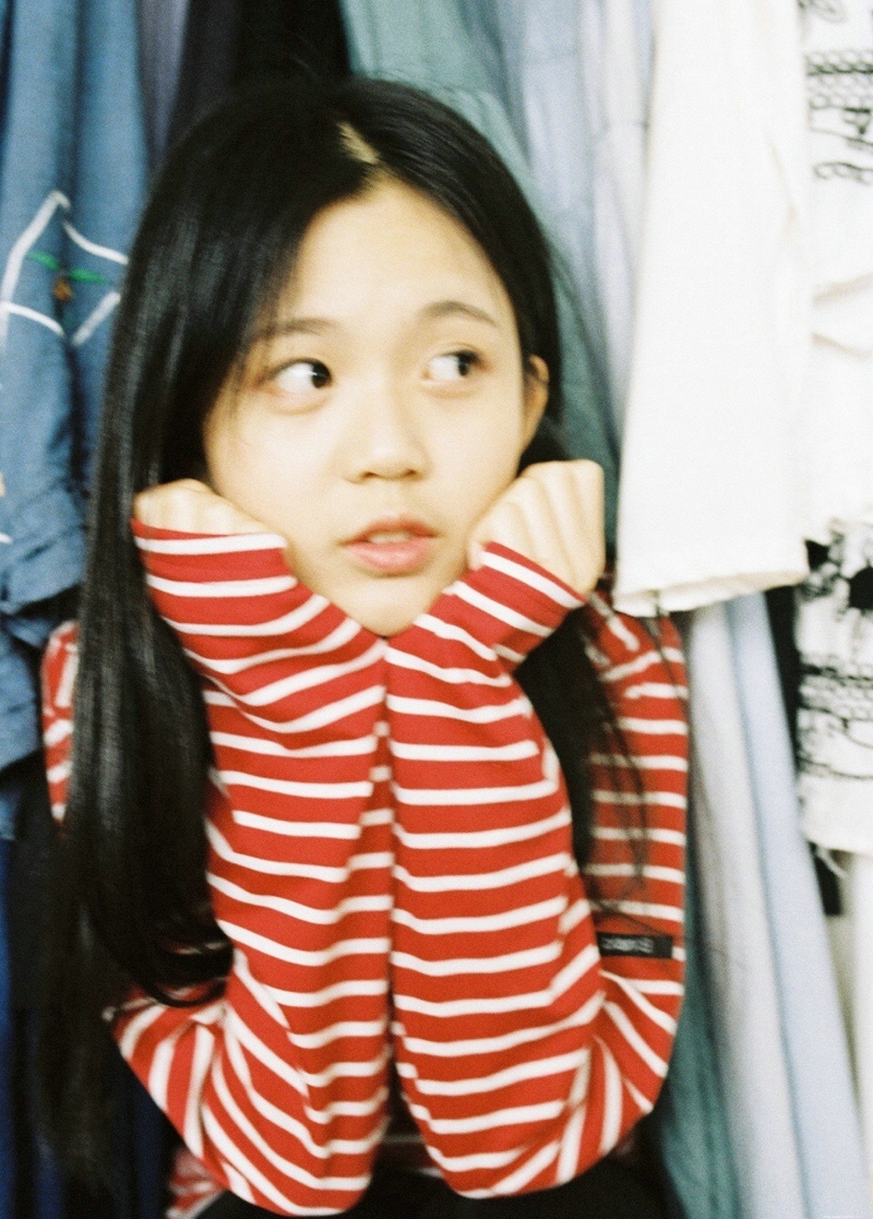 清纯条纹萌妹子小巧玲珑娇美可人