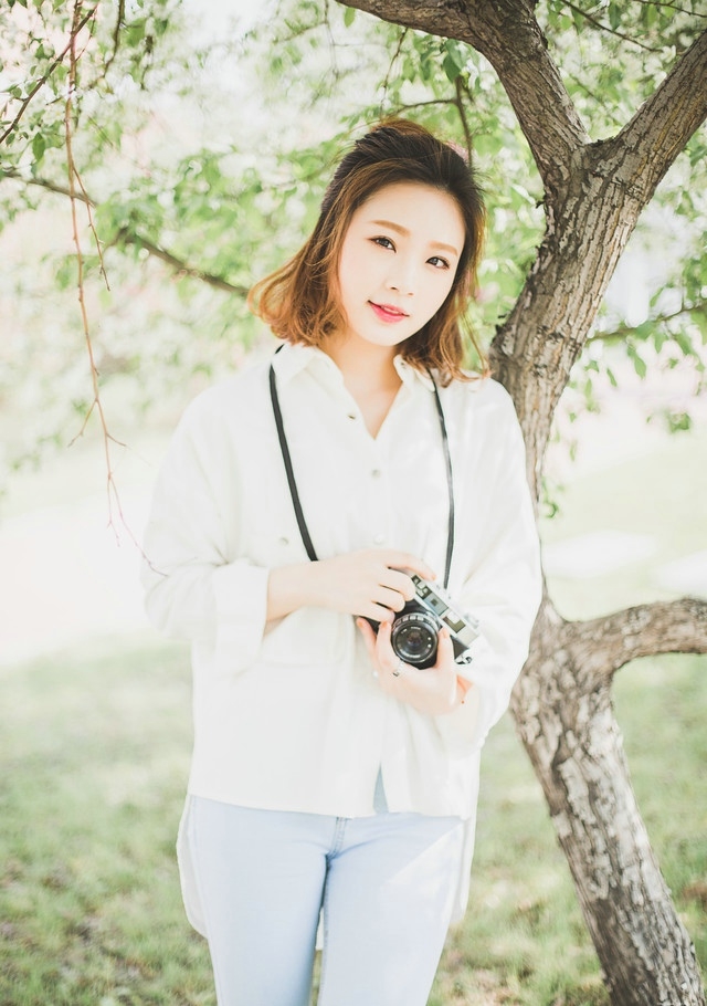 盛夏如花美女公园内照相白衬衫小清新