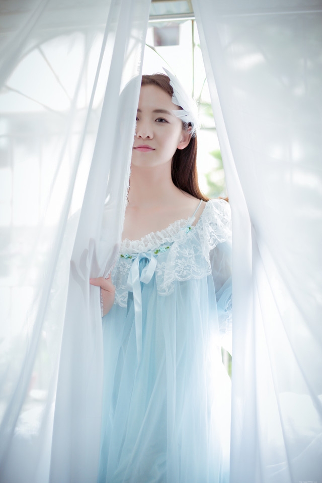 水蓝色蕾丝裙美女静谧优雅分外迷人