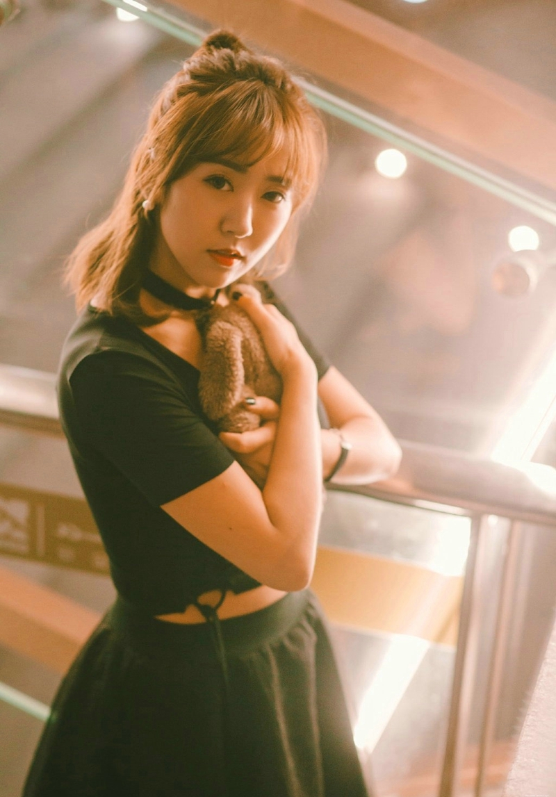 黑夜街头上的率性美女红唇娇艳寂寞写真