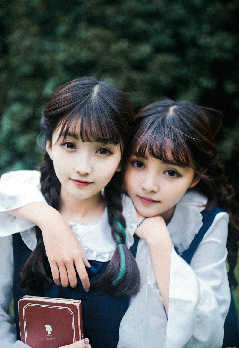 日系校服麻花辫甜美姐妹花泡泡嬉戏