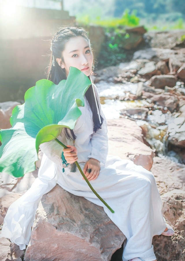 荷花池里荷花女清纯可爱美女甜美荷花池写真