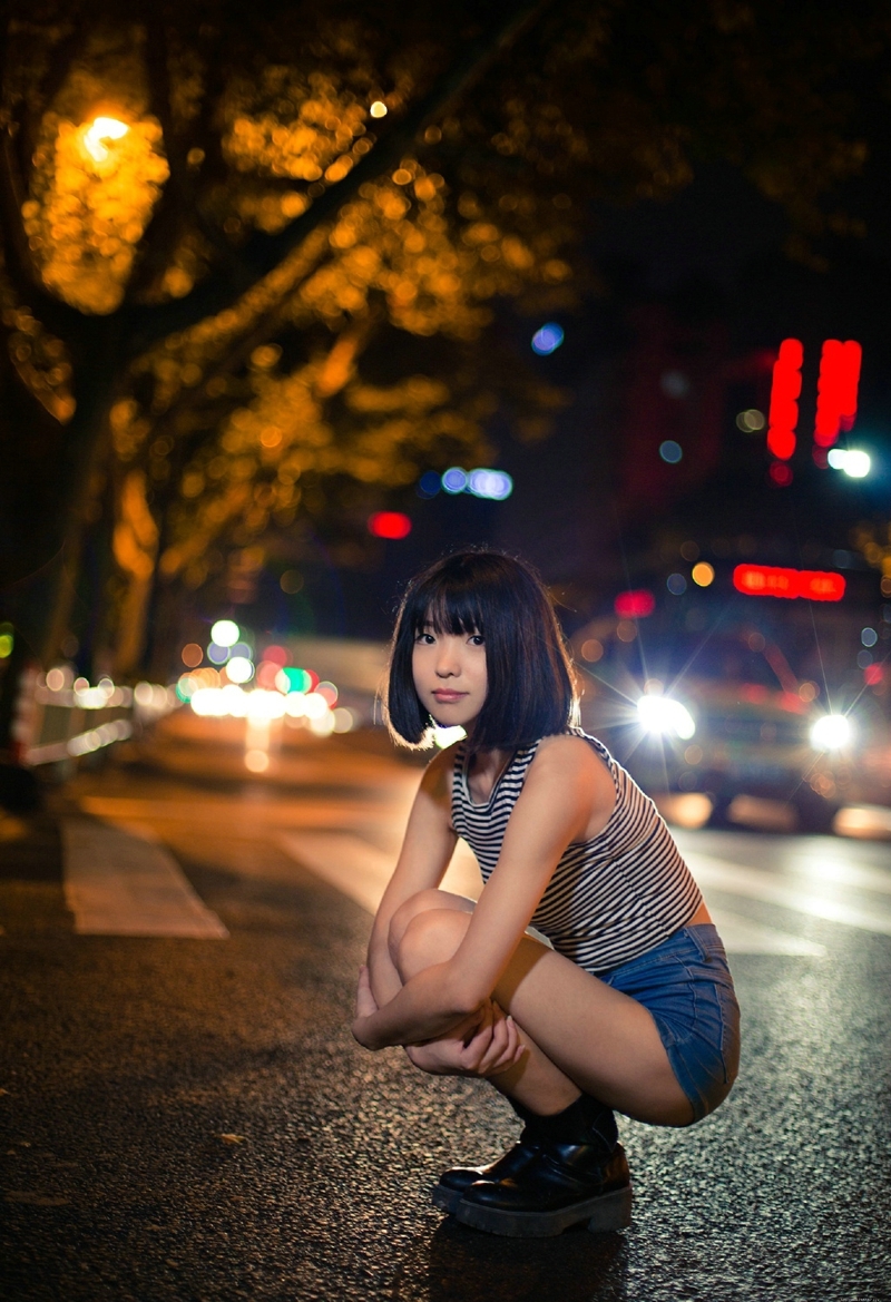 夜晚街头上的背心牛仔裤少女寂寞写真