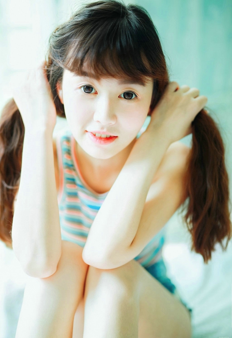 夏日清凉少女背心牛仔养眼纯真眼神