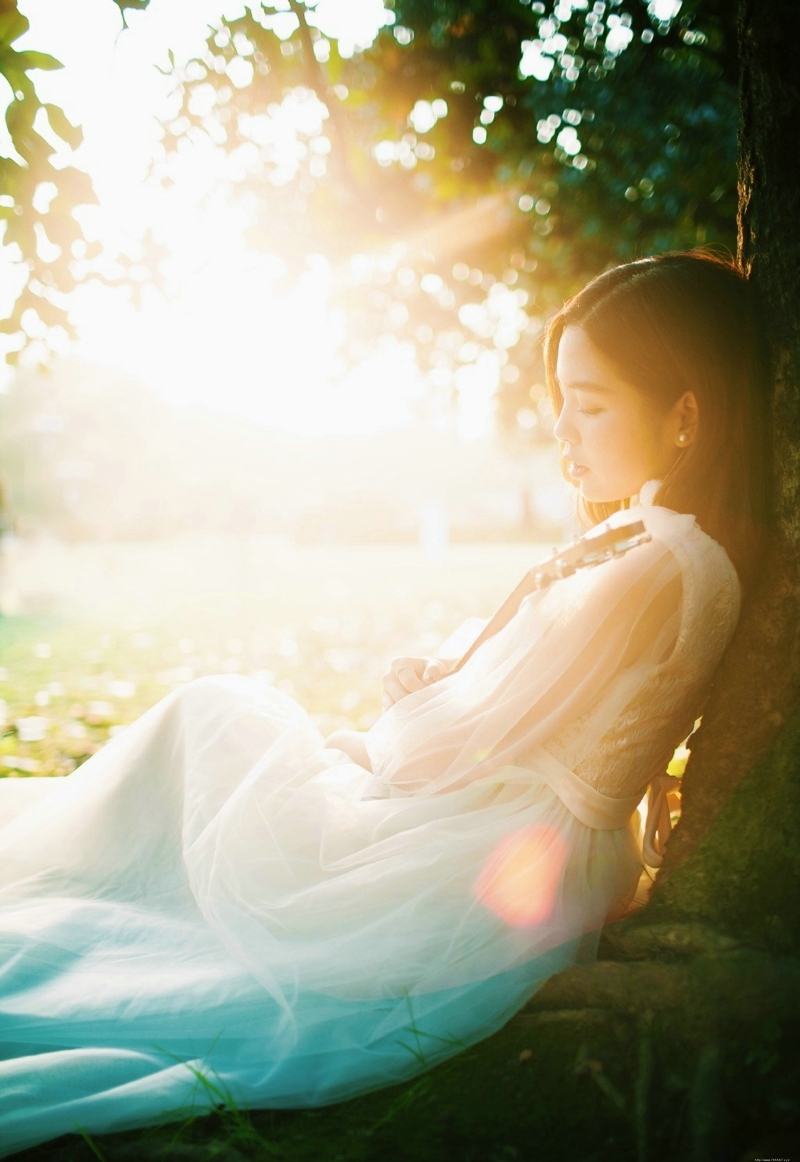 阳光照耀下的气质女神侧颜美丽动人