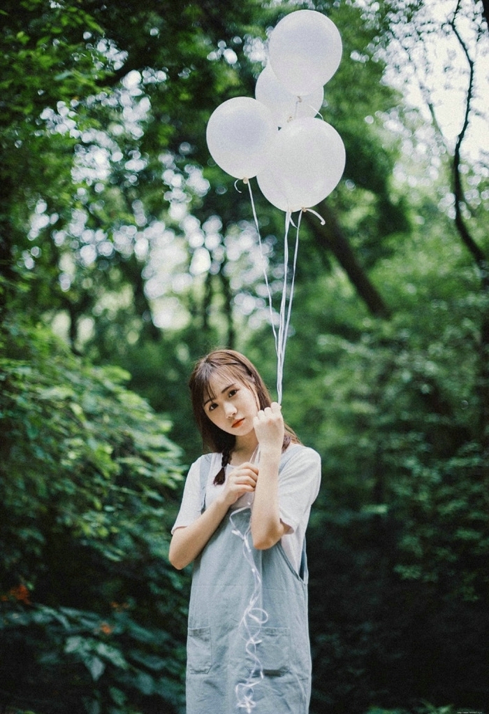 清纯美女丛林深处玩耍气球青春活力十足