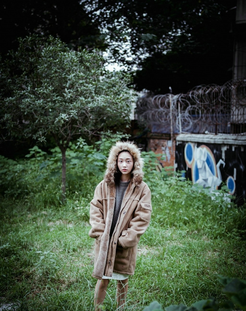 户外大衣外套美女个性另类眼神写真