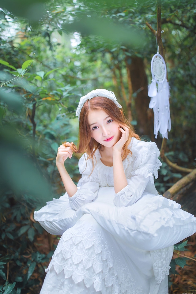 梦境森林内的纯真可爱精灵蕾丝长裙梦幻写真