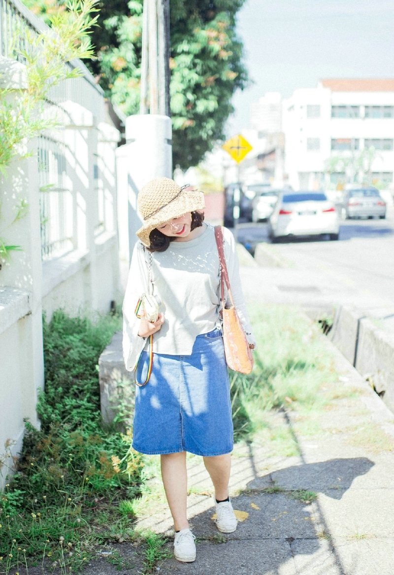 阳光下的明媚少女白皙笑容耀眼