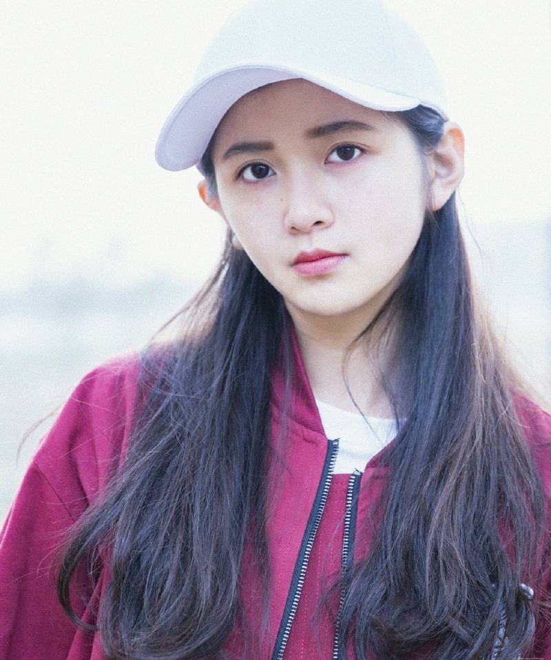 秋天落叶下的氧气棒球帽少女可爱清纯写真