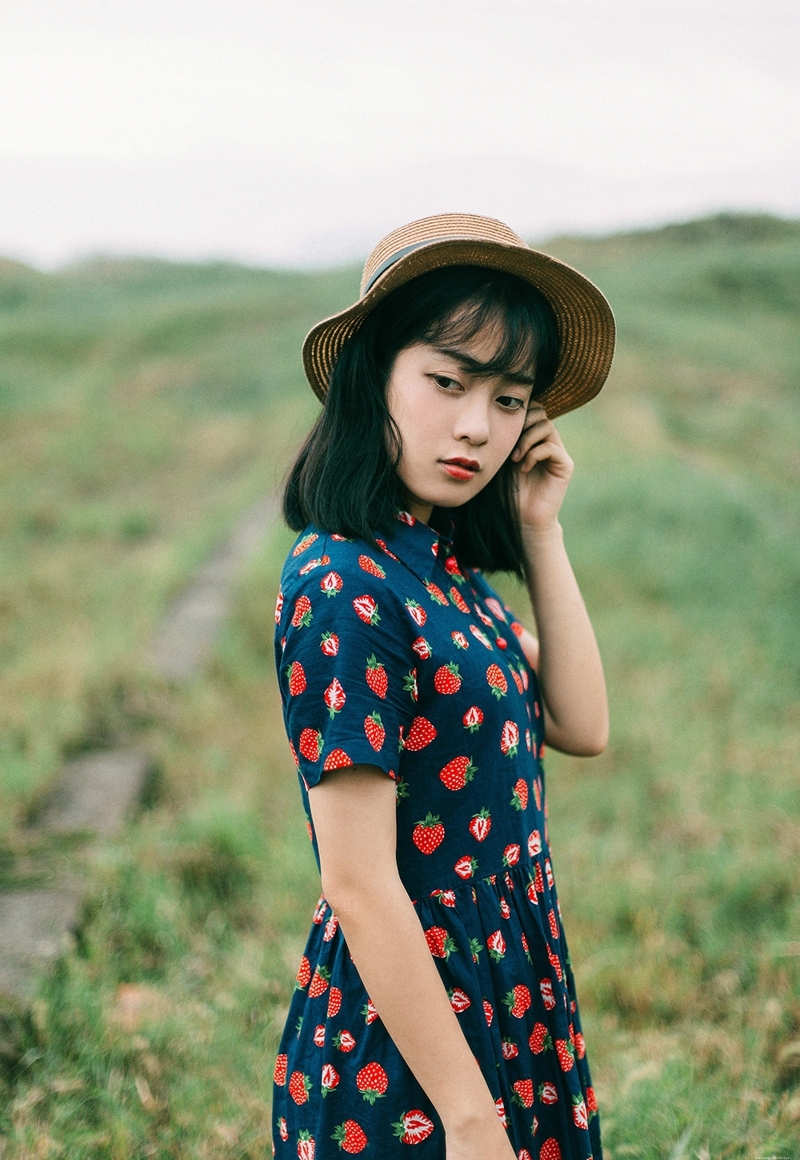 清新户外娃娃裙可爱少女大眼灵动