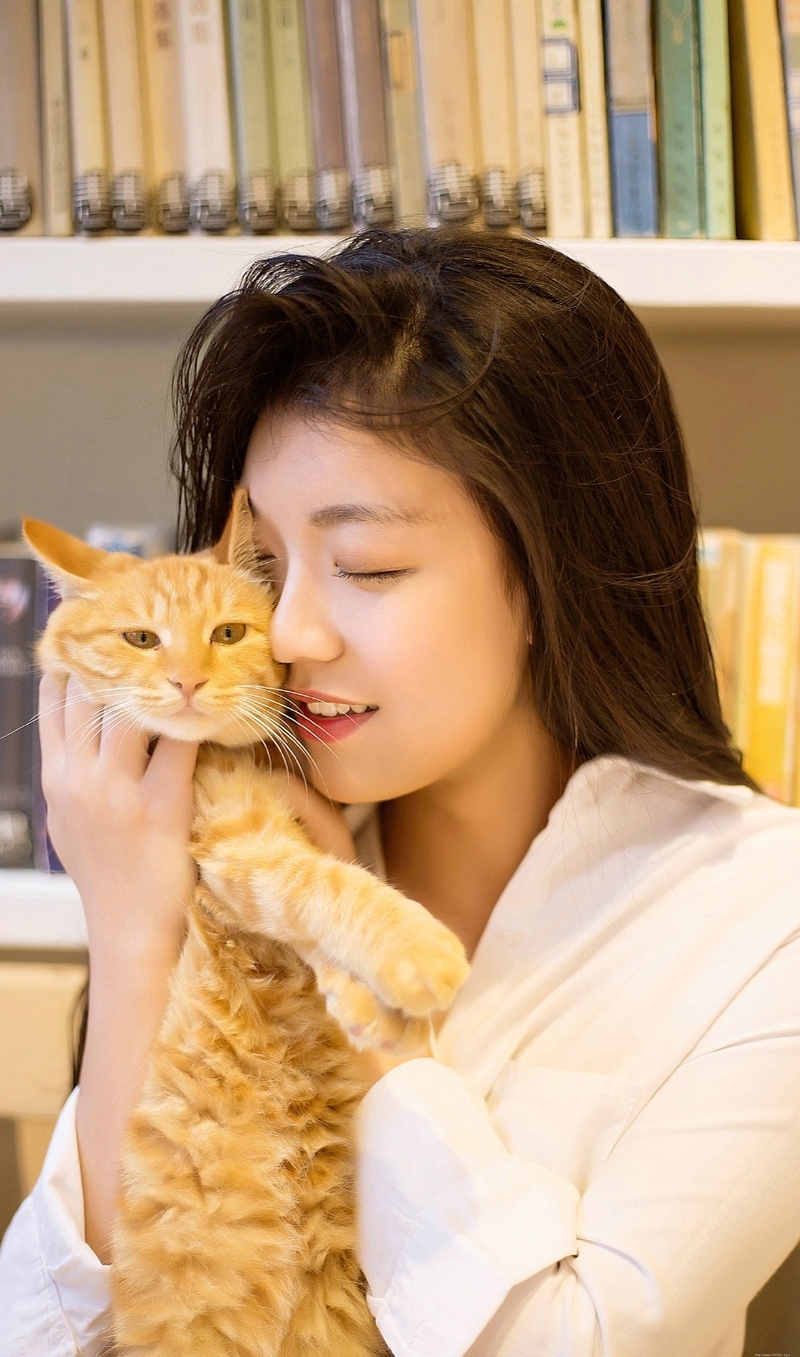 咖啡馆内的白衬衫气质女神养眼写真