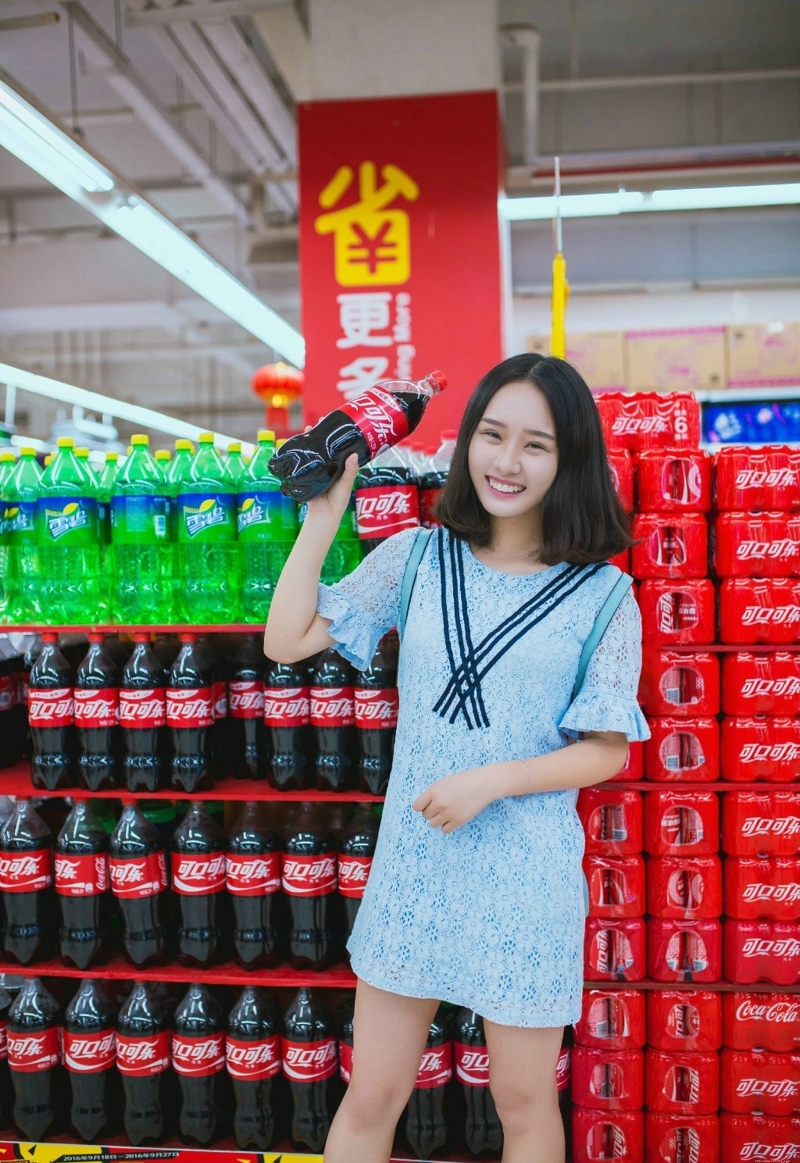 超市内的甜美少女活泼俏皮可爱十足