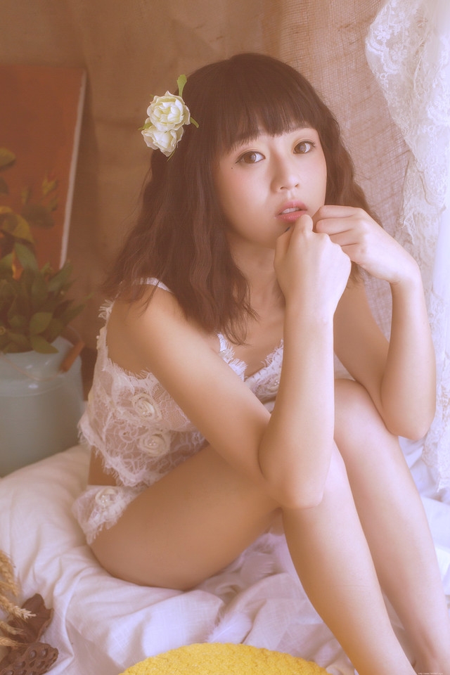 朦胧私房内的蕾丝少女雪白娇躯躺在床上撩人心魄