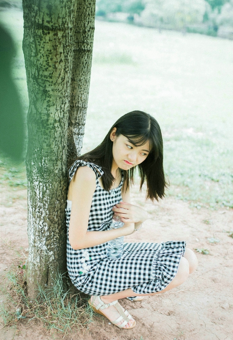 草地上的鱼尾裙高颜值美少女漂亮脸蛋