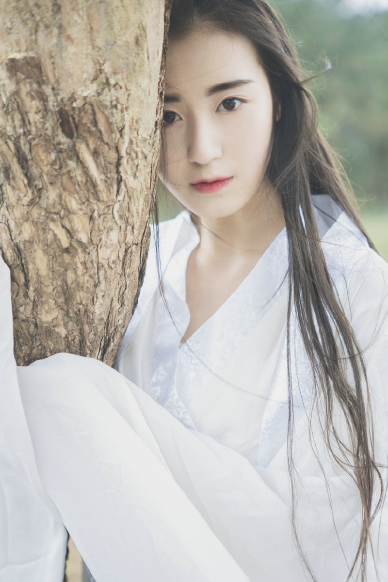 白衣汉服美女长发飘飘文艺气息魅人