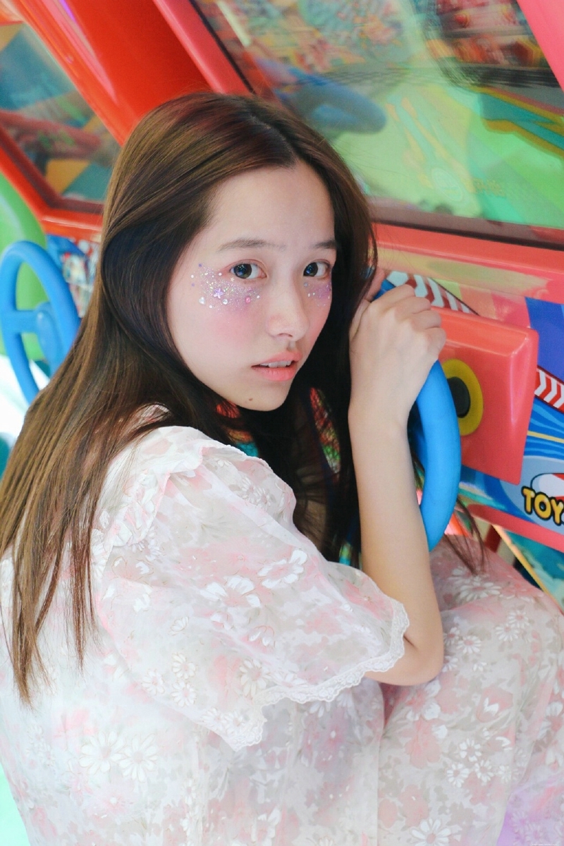 游乐场内的素颜妹子白皙肌肤迷人眼神