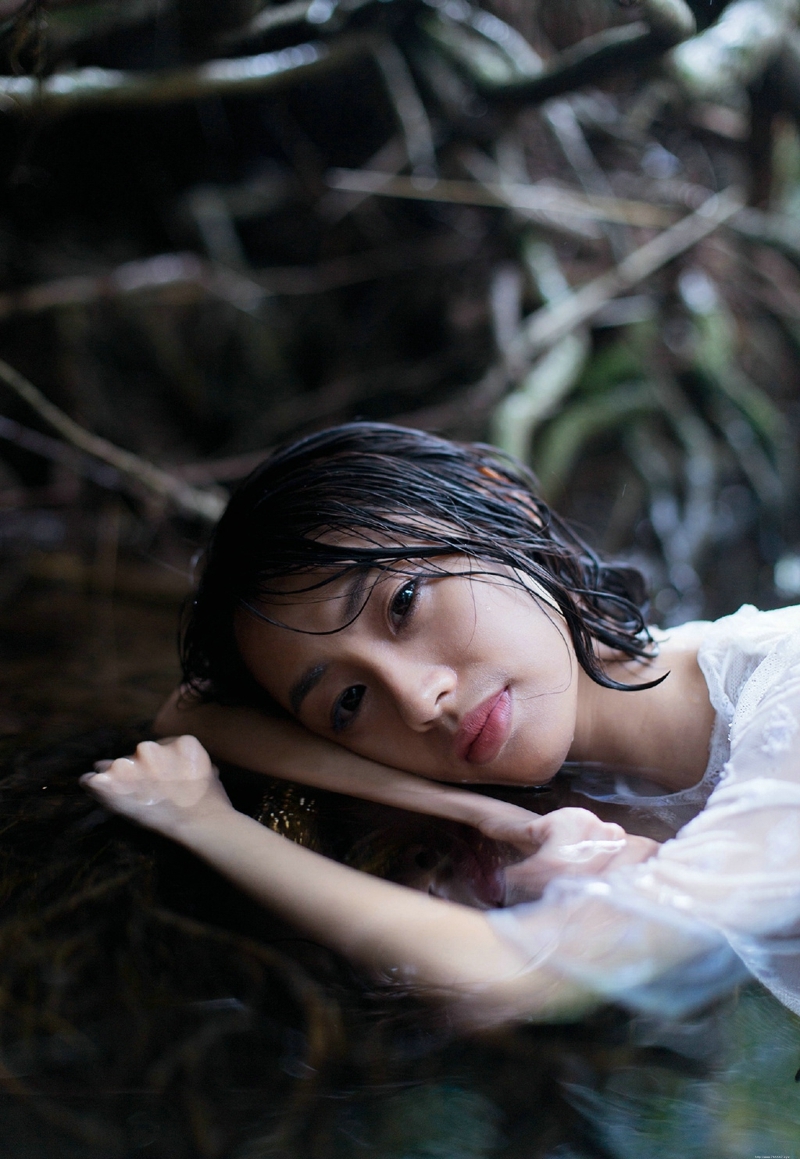 深山戏水中的气质美女湿身诱人眼神