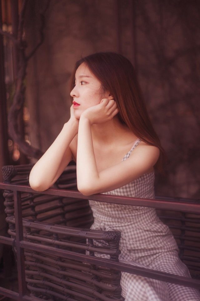 阳台美女深V连体裤享受日光浴闭眼舒适