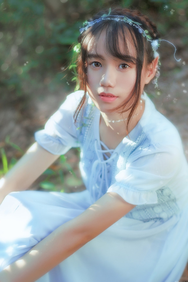 绿光森林内大眼睛精灵诱人的美颜