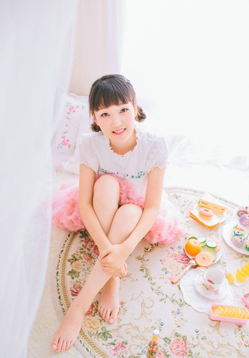 粉嫩私房平刘海妹子红润脸庞