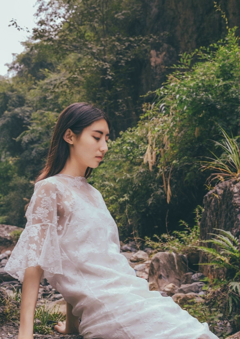深山内的蕾丝长裙气质美女素雅写真