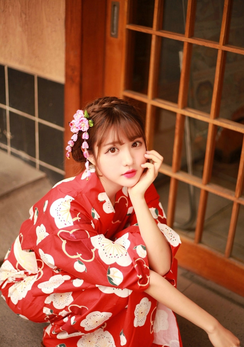 日本美女鲜艳和服餐馆前迷人红唇娇艳欲滴